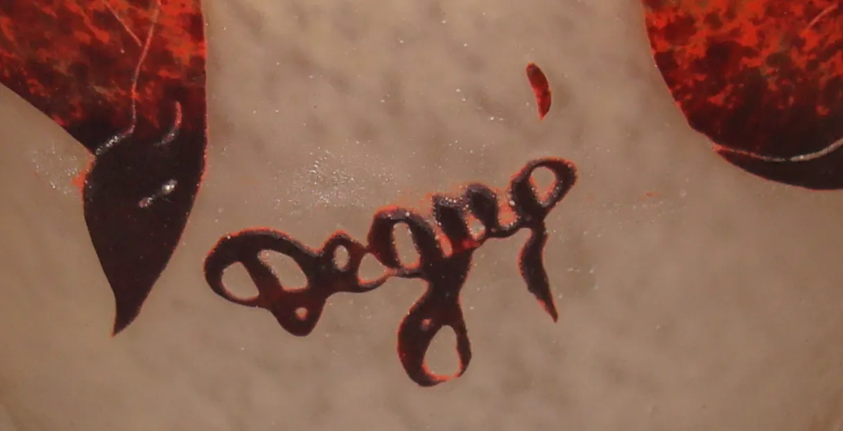 Vidro assinado Degué antigo com detalhes artísticos.