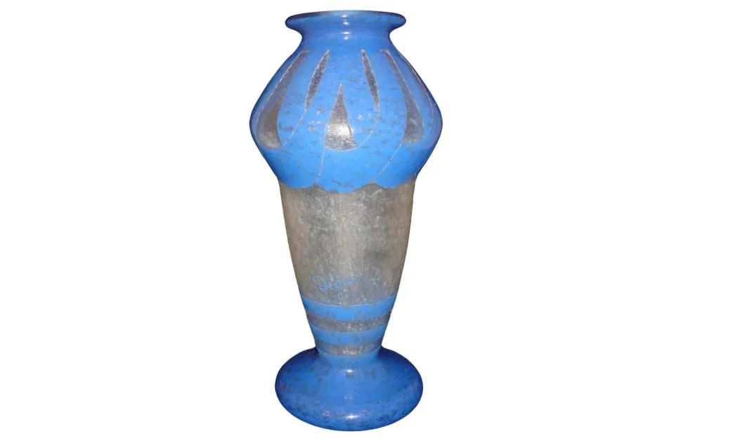 vaso azul com design vintage e assinatura Degué