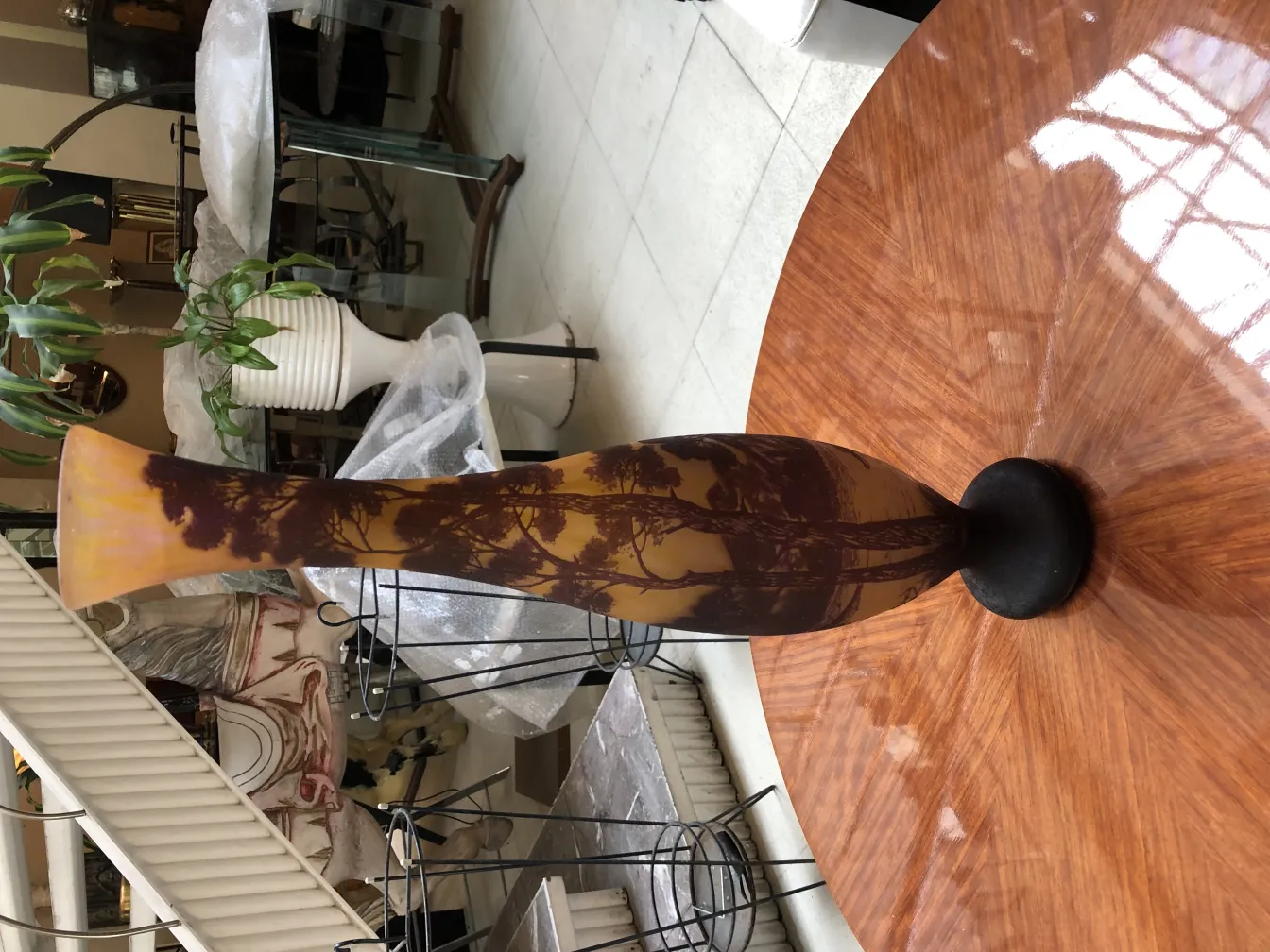 Antique vase signed by Richard in an elegant setting.