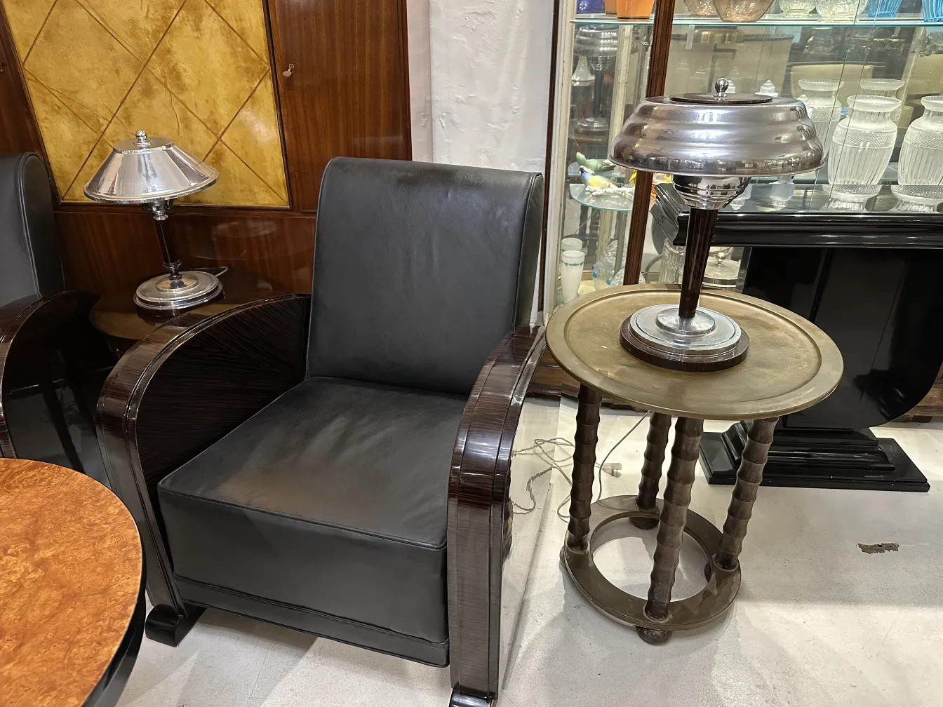 antique small table with classic style lamp and chair