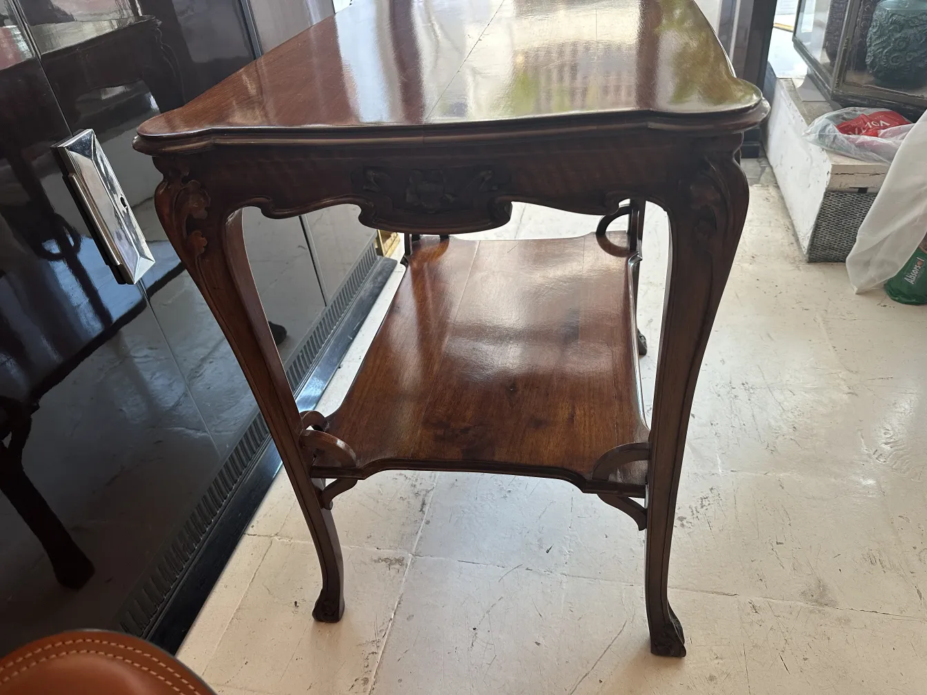 Antique small table, elegant design with curved legs, classic atmosphere.
