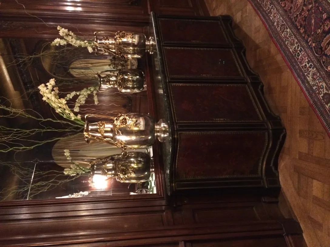 Set of 2 antique vases in Art Nouveau style, adorned with flowers in an elegant setting.