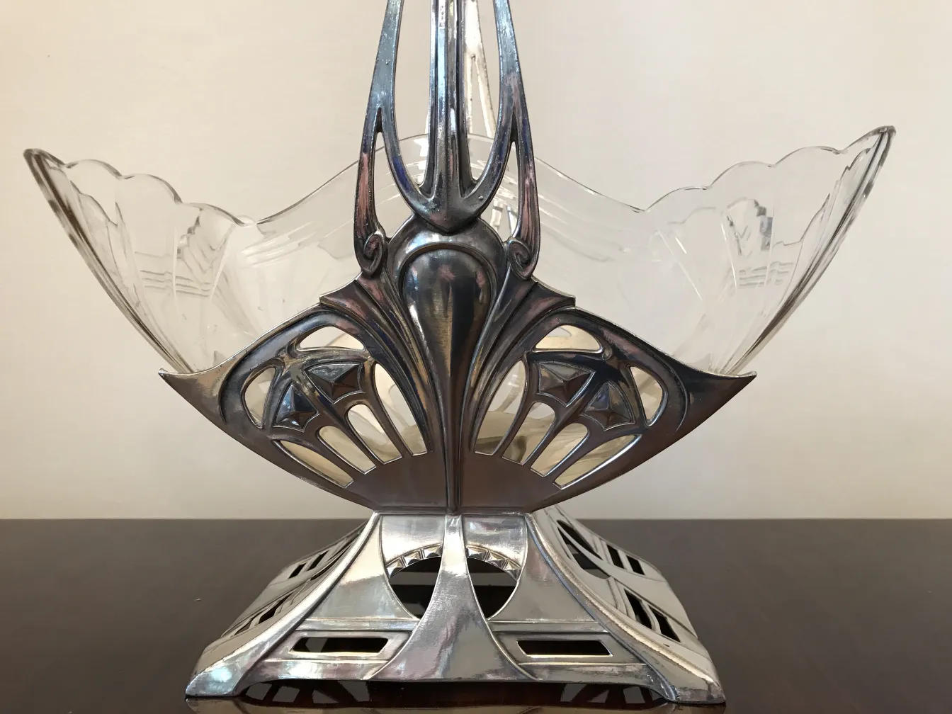 Antique WMF centerpiece with elegant design and curved shapes, surrounded by a classic atmosphere.