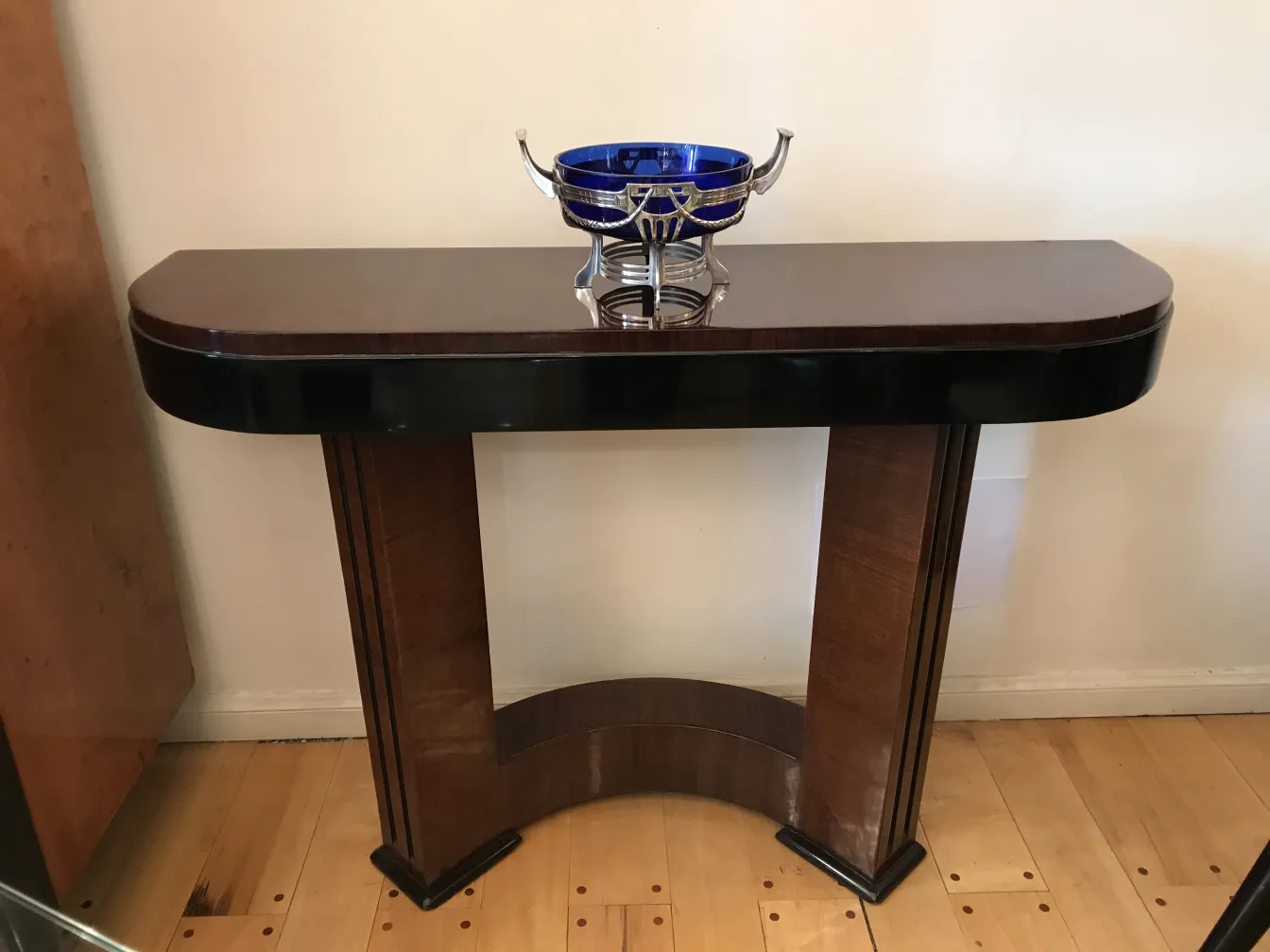 WMF centerpiece on an elegant decorative support with an antique style.