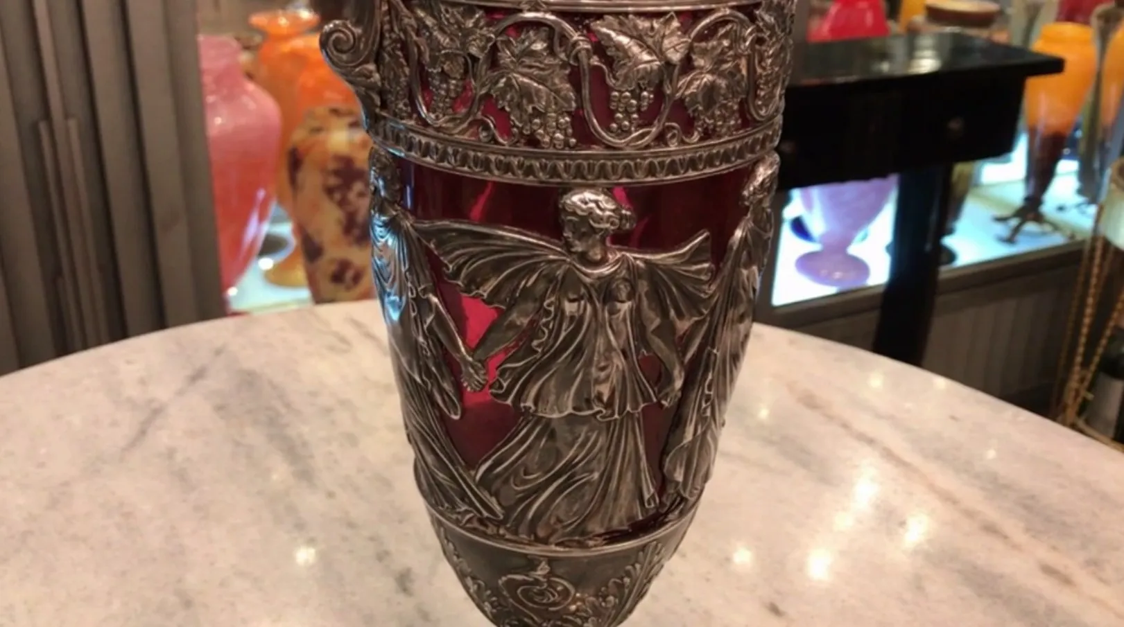 古董水瓶 WMF 设计复杂，背景五彩缤纷