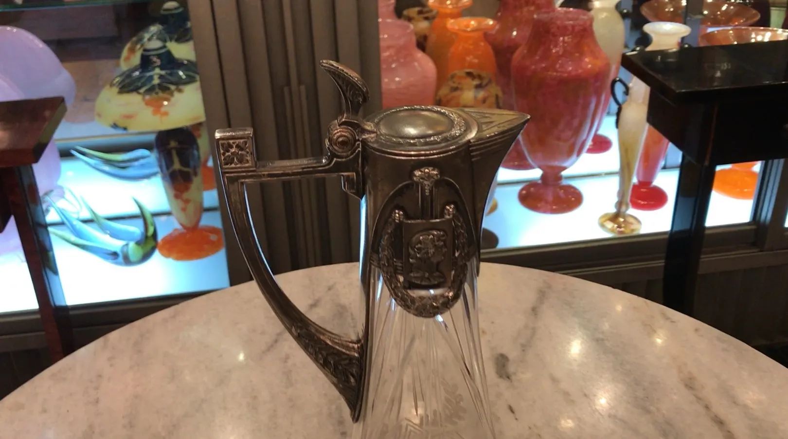 2件古老的wmfd水瓶，优雅的设计，周围是其他古董