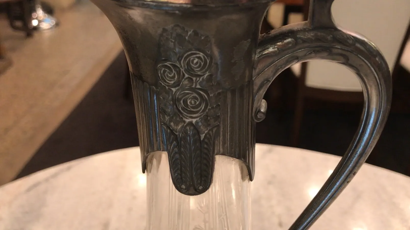 古老的wmfs水瓶装饰精美，优雅设计，模糊背景