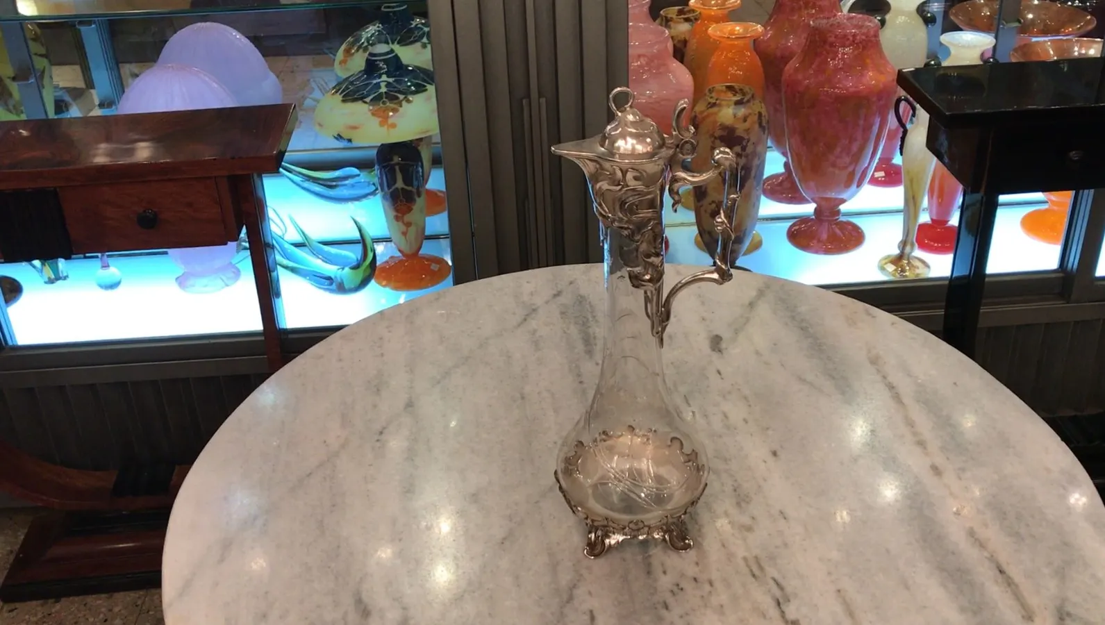 2 水瓶wmf在古董环境中，色彩丰富的背景