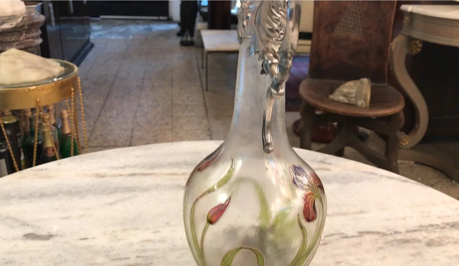 2个古董WMF水瓶，带有花卉细节和优雅的设计。