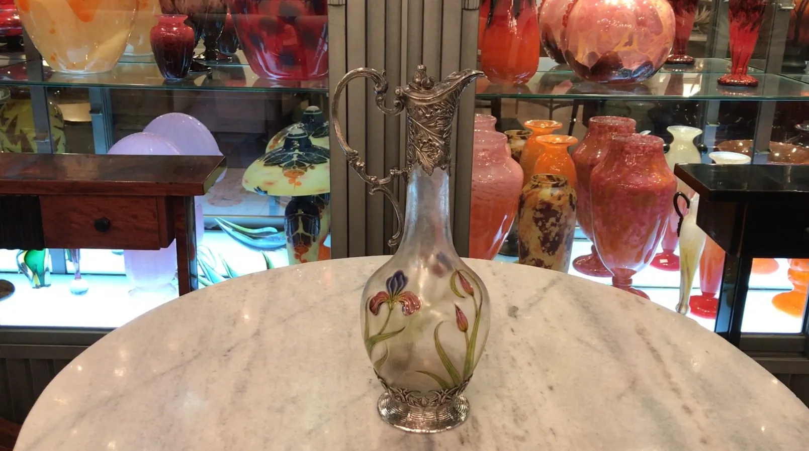 两只古董水瓶 wmf 放在大理石桌子上，装饰着花