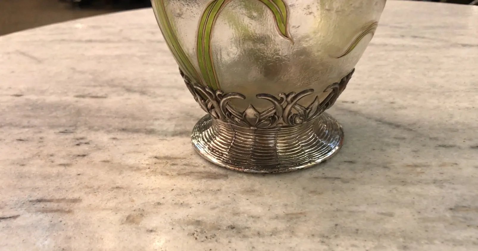 2个古董WMF水瓶，带有绿色装饰细节。