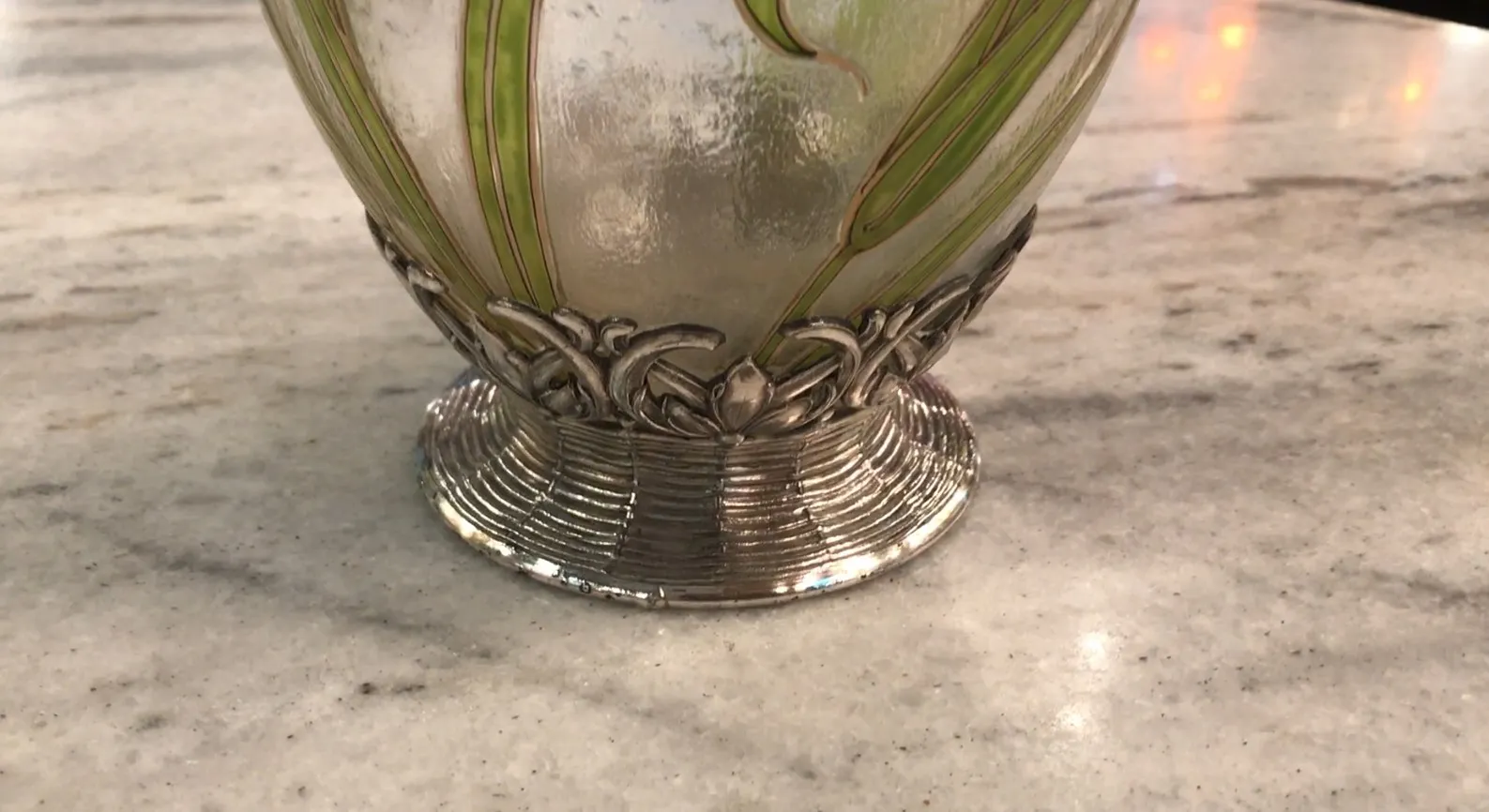 两个带花卉装饰的WMF水瓶底部细节