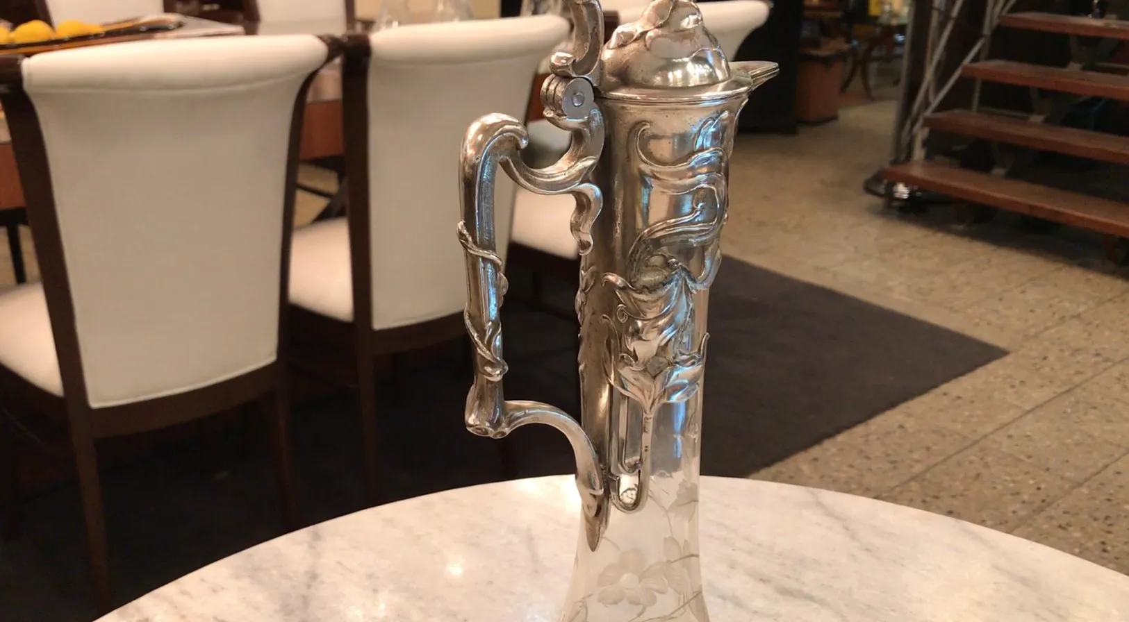 2个古老的WMF水瓶，带有装饰性设计