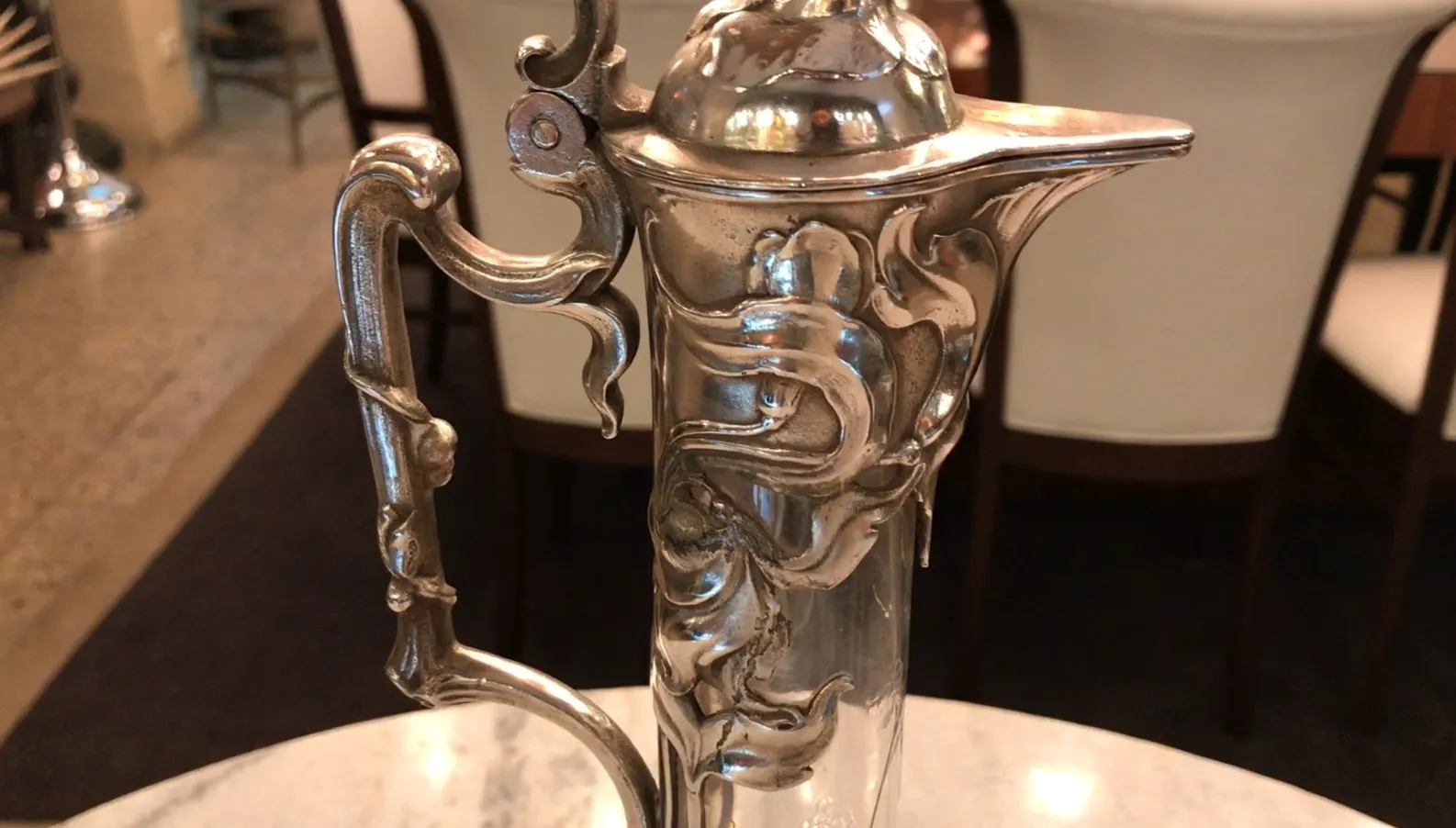 2个古董水瓶WMF，带有装饰细节，背景优雅简单。