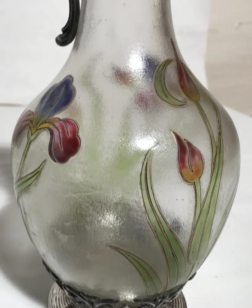 2个古老的水瓶WMF装饰着柔和色彩的花卉设计。