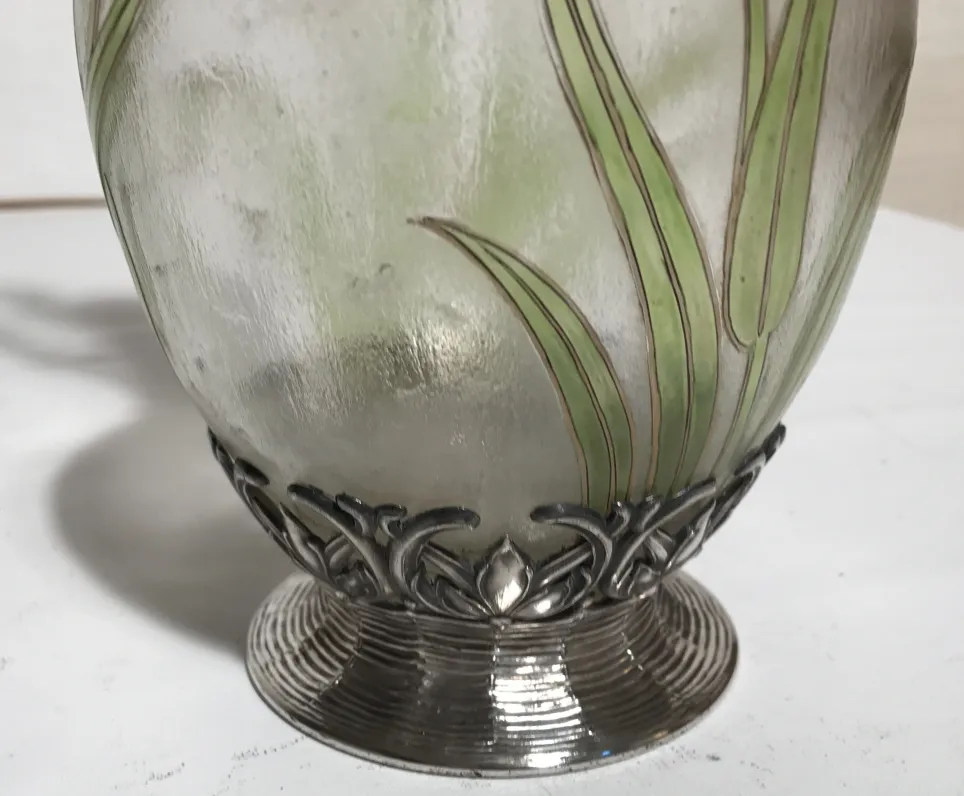 侧面视图，2 个古董水瓶 wm，装饰有绿色细节和精美的底座。