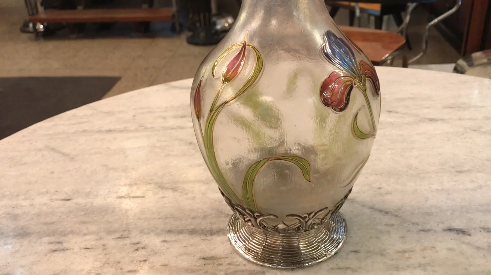 古董WMF水瓶带花卉图案，设置在舒适的环境中