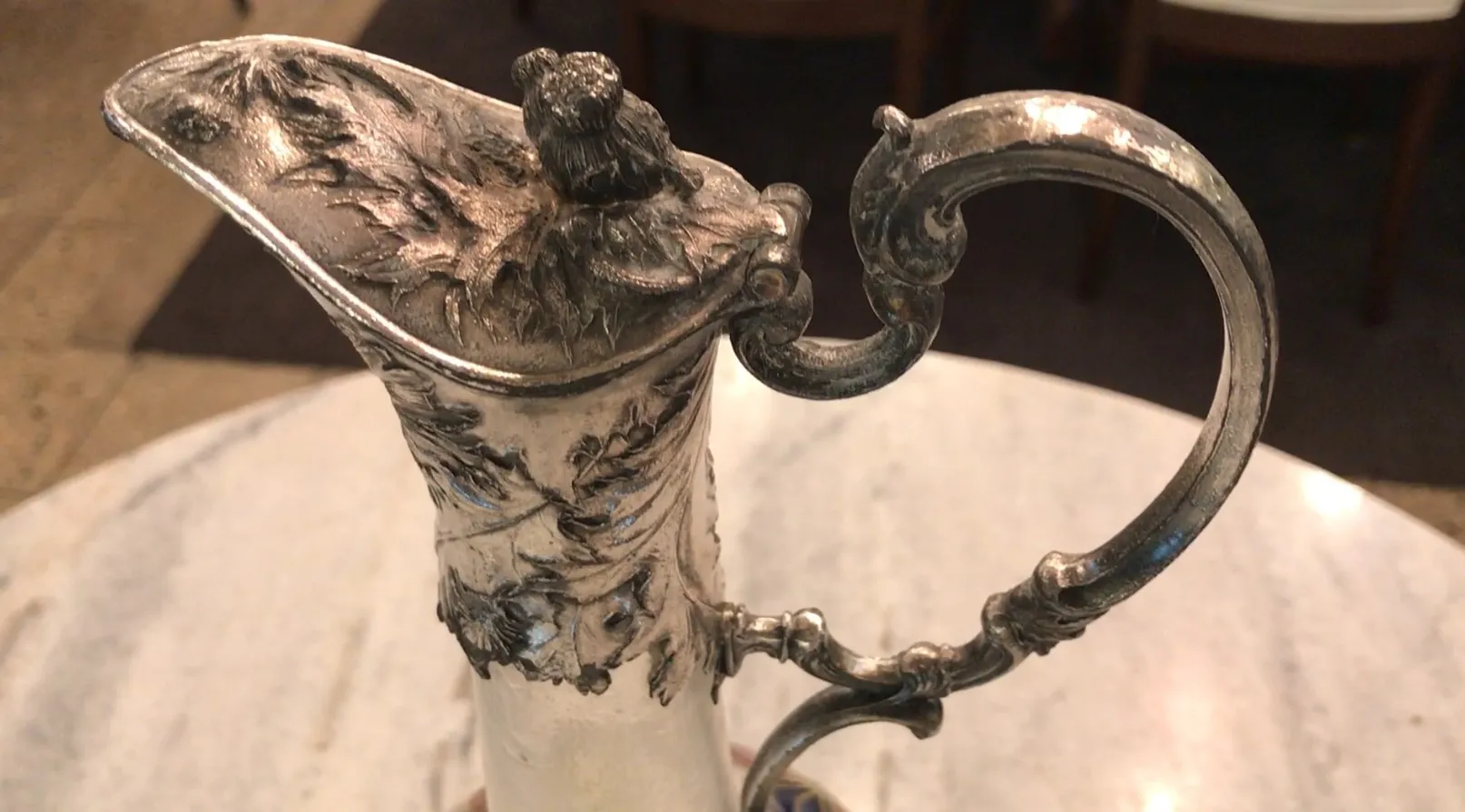 古代 WMF 水瓶带有装饰性花卉细节