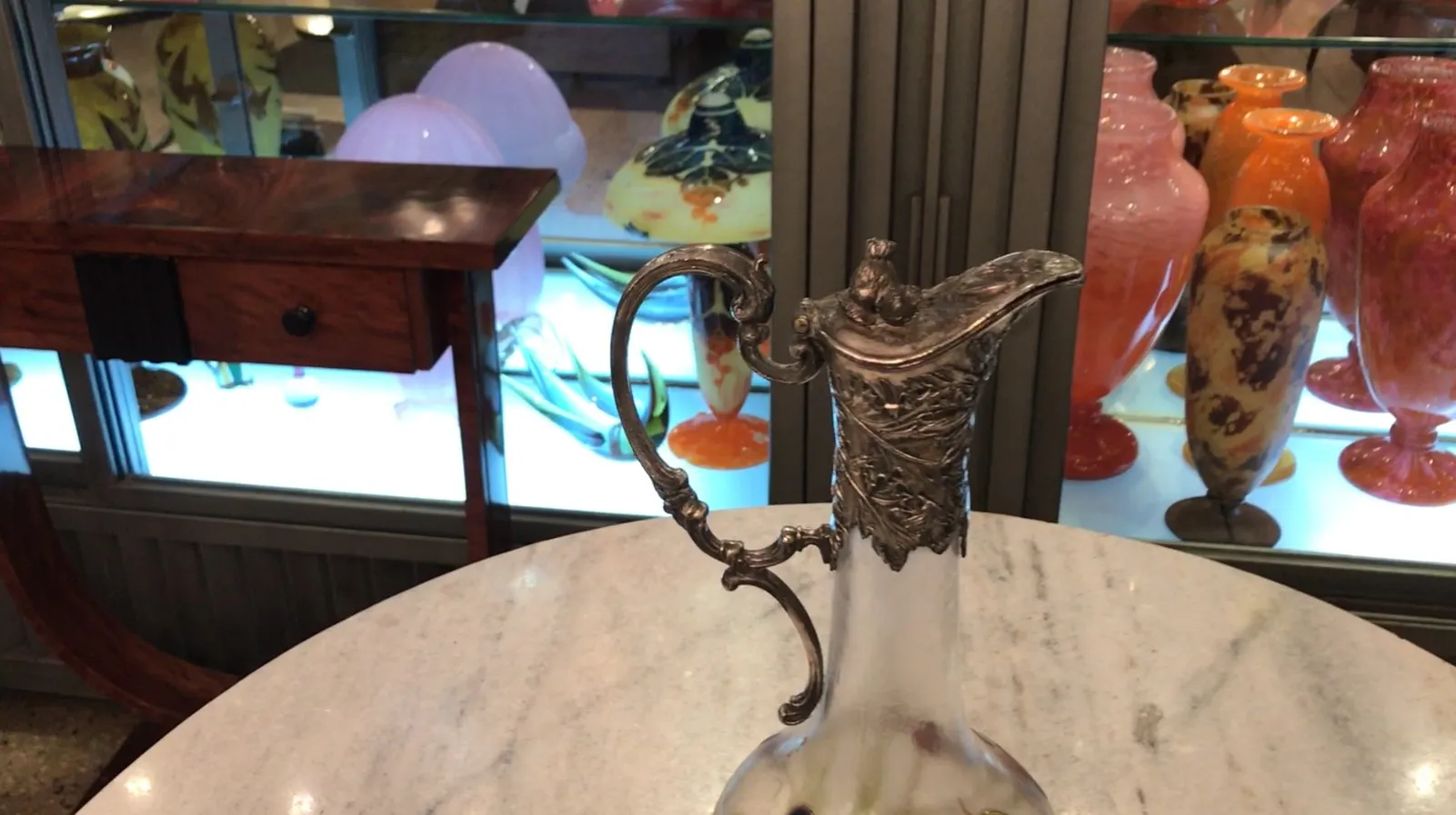 两只古董水瓶wmf在优雅的环境中，周围有玻璃装饰。