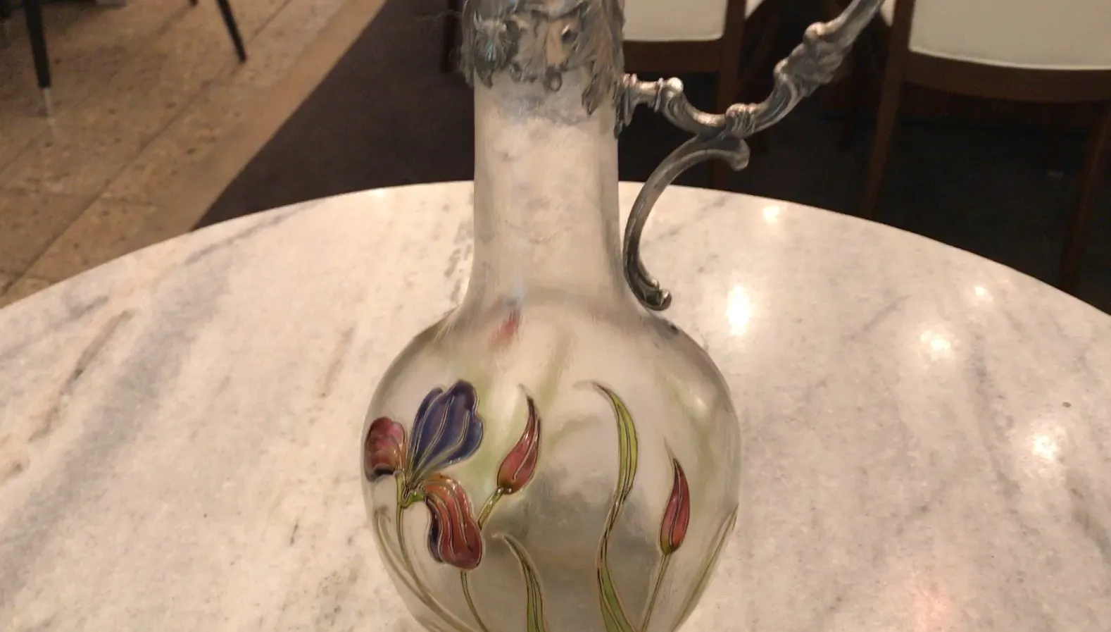 两个古董wmfs水瓶，背景清晰，五彩的花卉装饰，温暖背景。