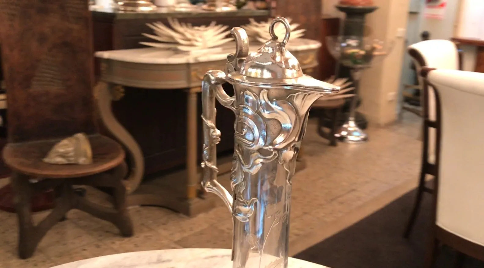 2 个古董 wmfs 水瓶 在桌子上闪闪发光