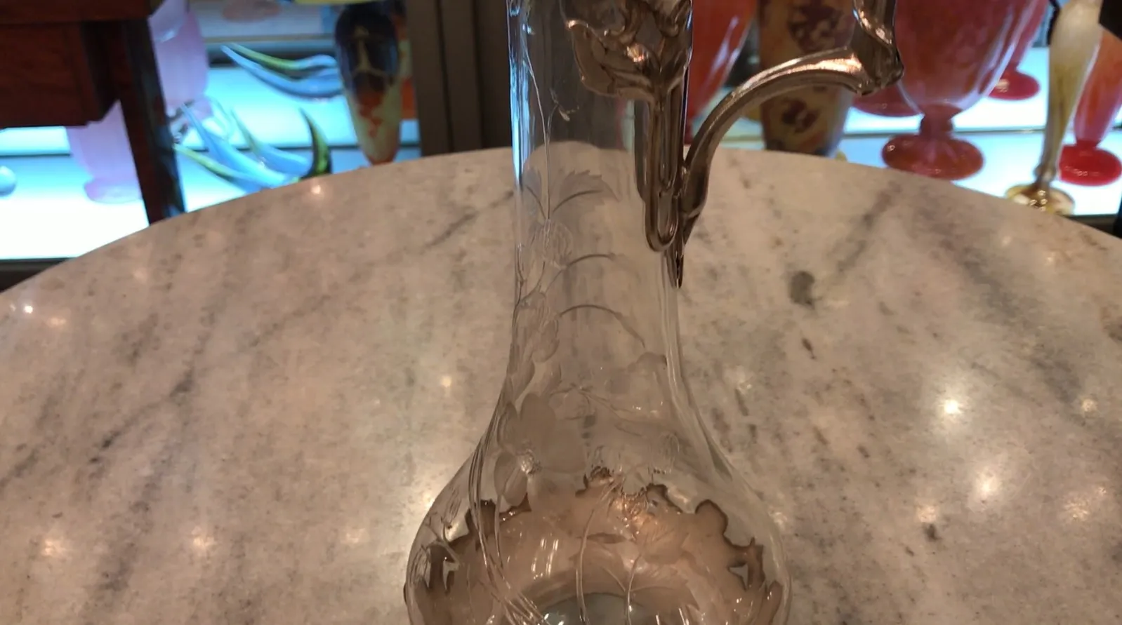 两个古董装饰水瓶，精美的雕刻，背景为大理石。