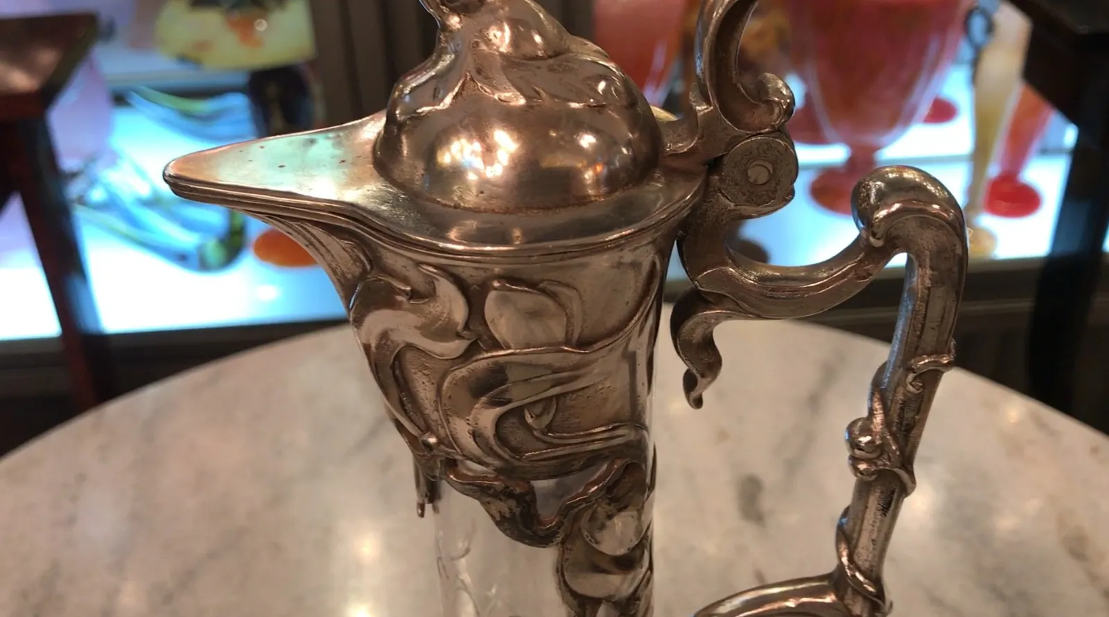 古董 2 水瓶 wmfd 设计优雅，背景深色