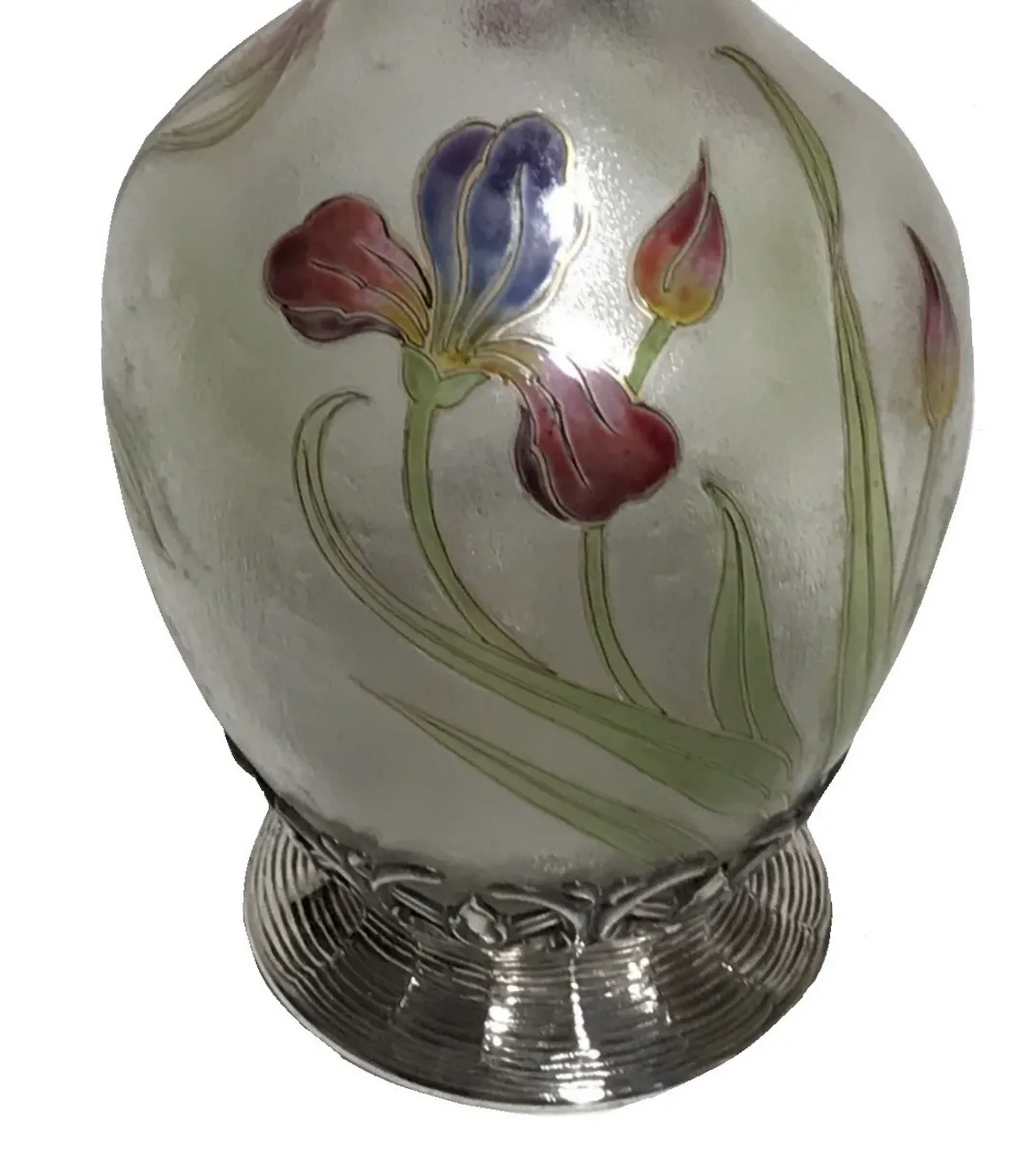 两只古老的wmf水瓶装饰着色彩缤纷的花。