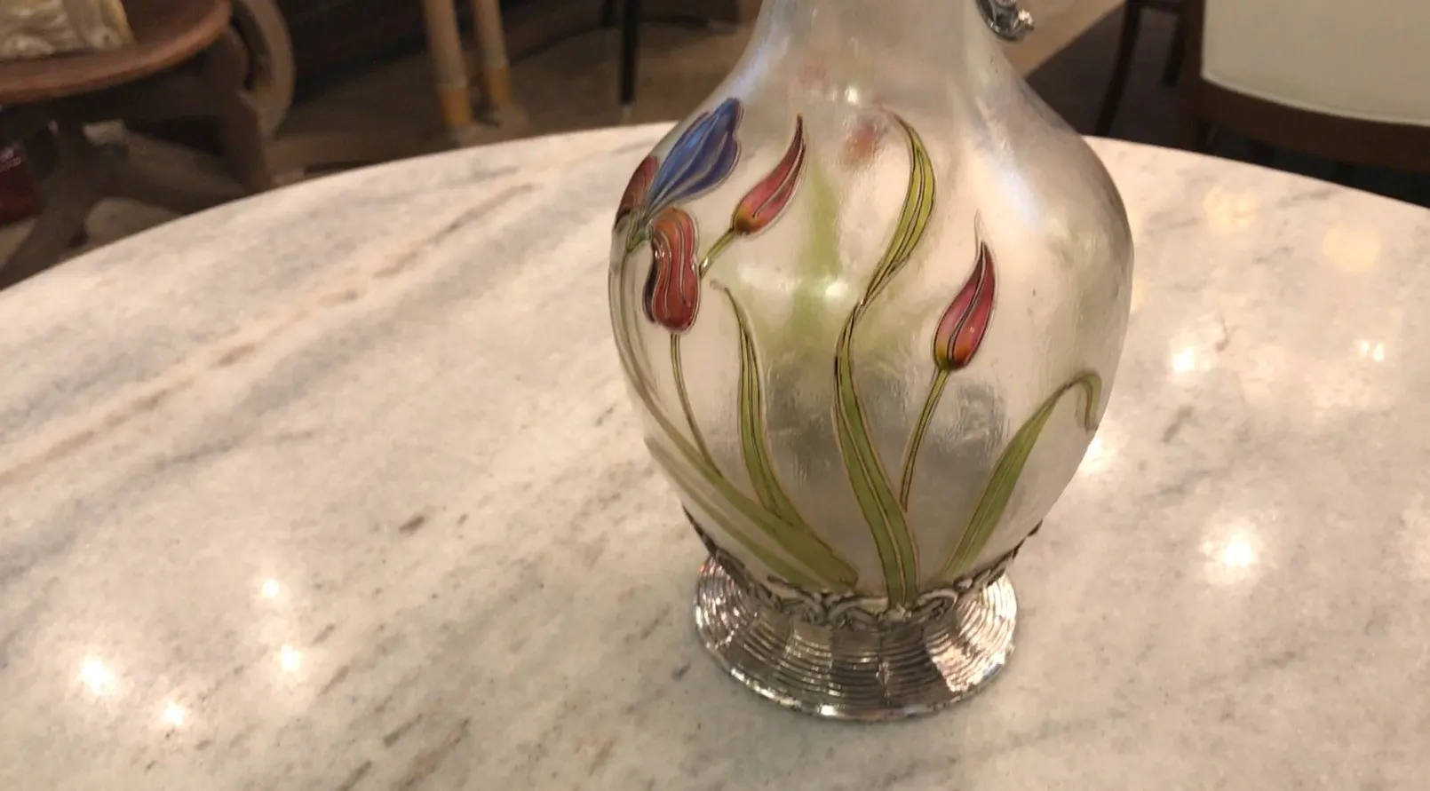 两个古老的wmf水瓶，底部装饰，色彩鲜艳，瓶身饰有花卉图案。