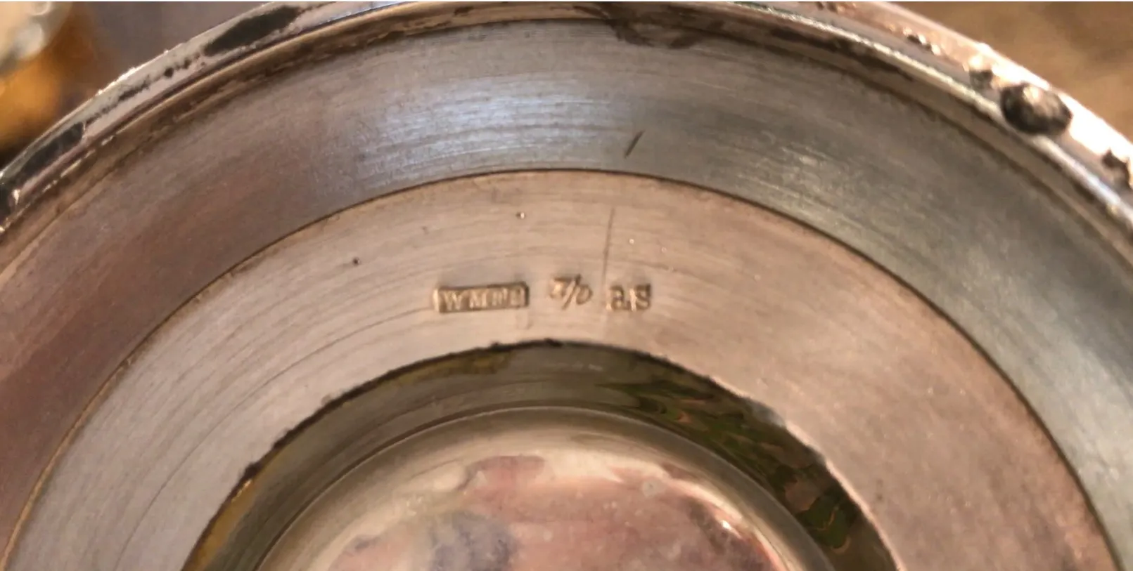 两个古董 wmfs 水瓶，带经典设计