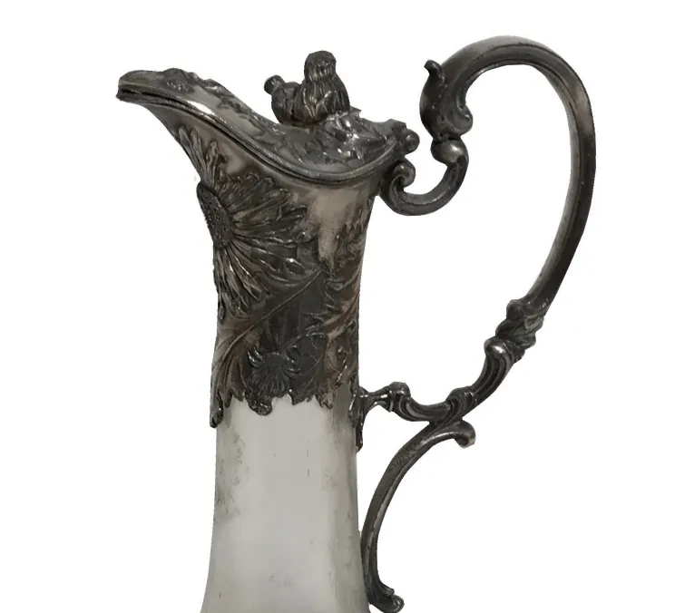 两只古董水瓶，优雅设计，白色背景