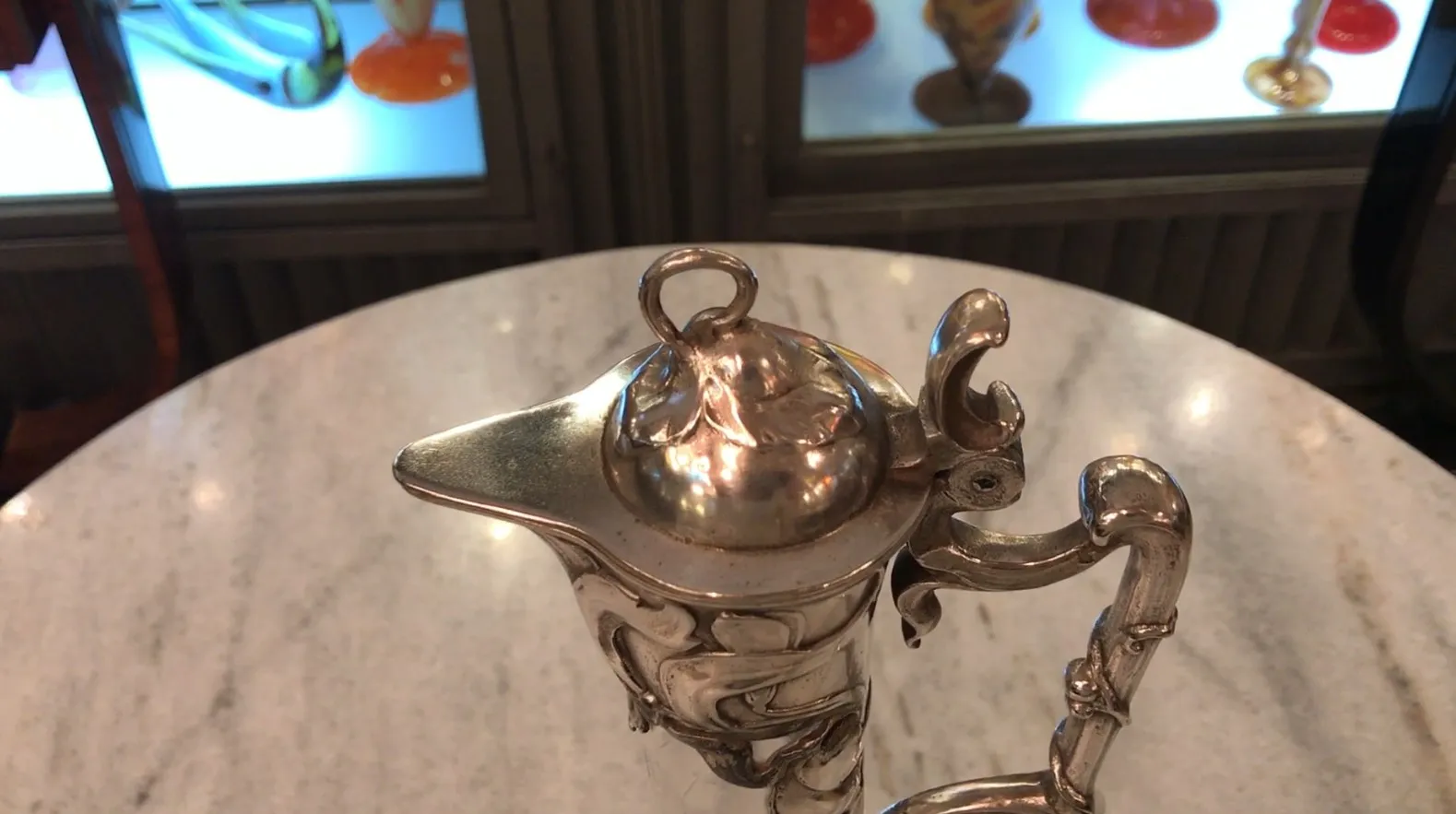 2个古董WMF水瓶优雅展示