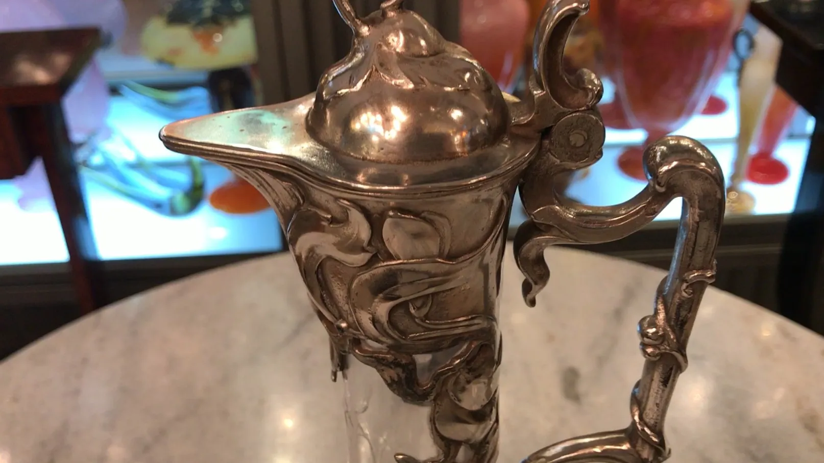 2 个古老的 WMF 水瓶，设计复杂精美。