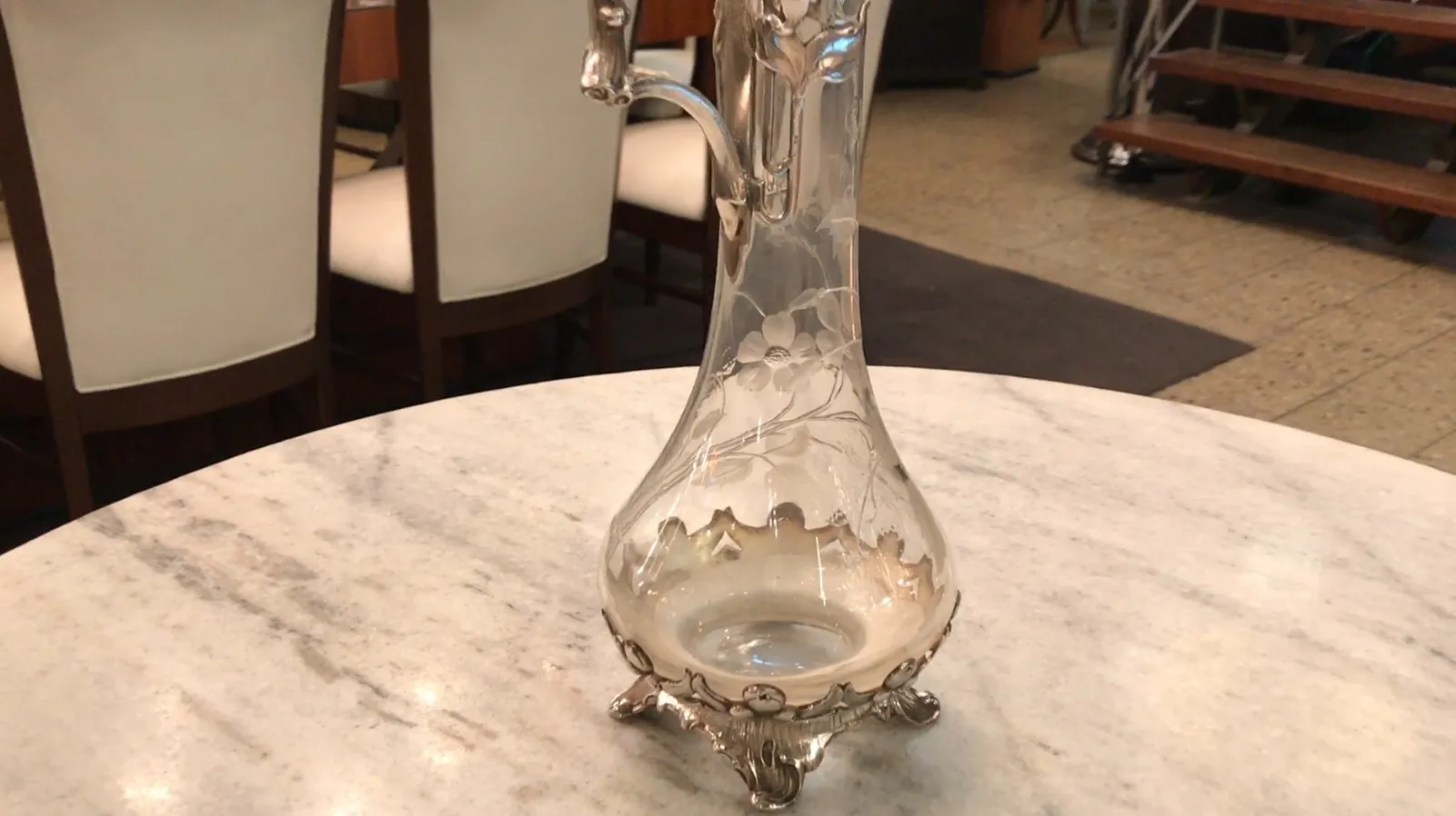 两只古董WMF水瓶，瓶身有花卉细节