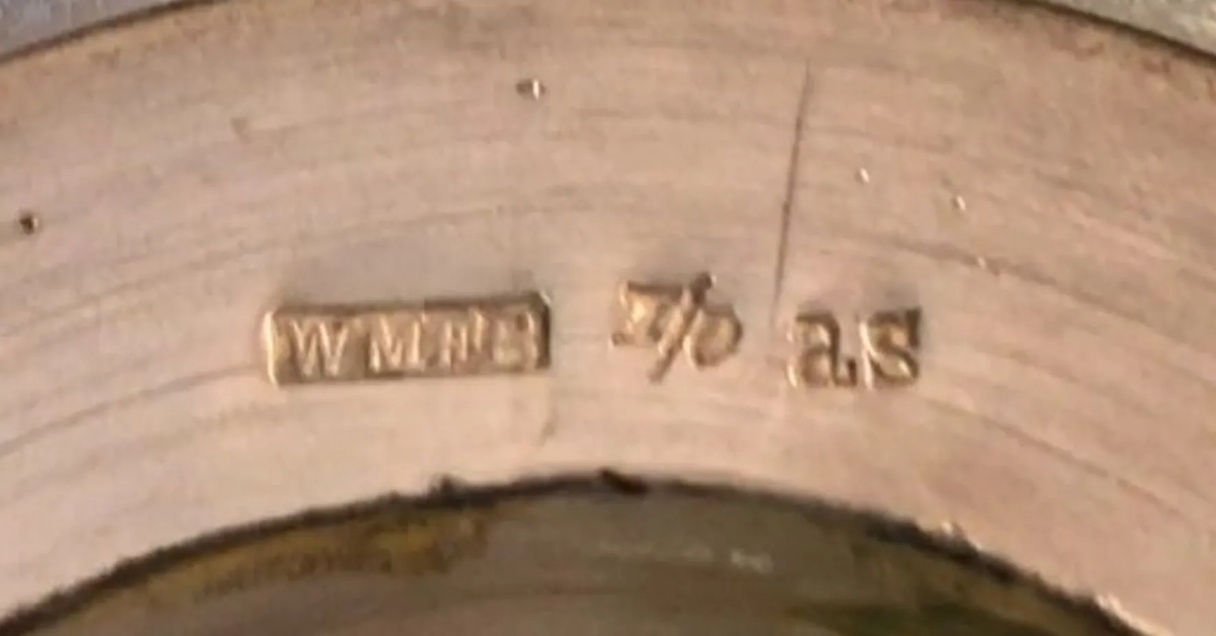 2 水瓶 wmff 古董在中性背景下，经典设计，浮雕细节