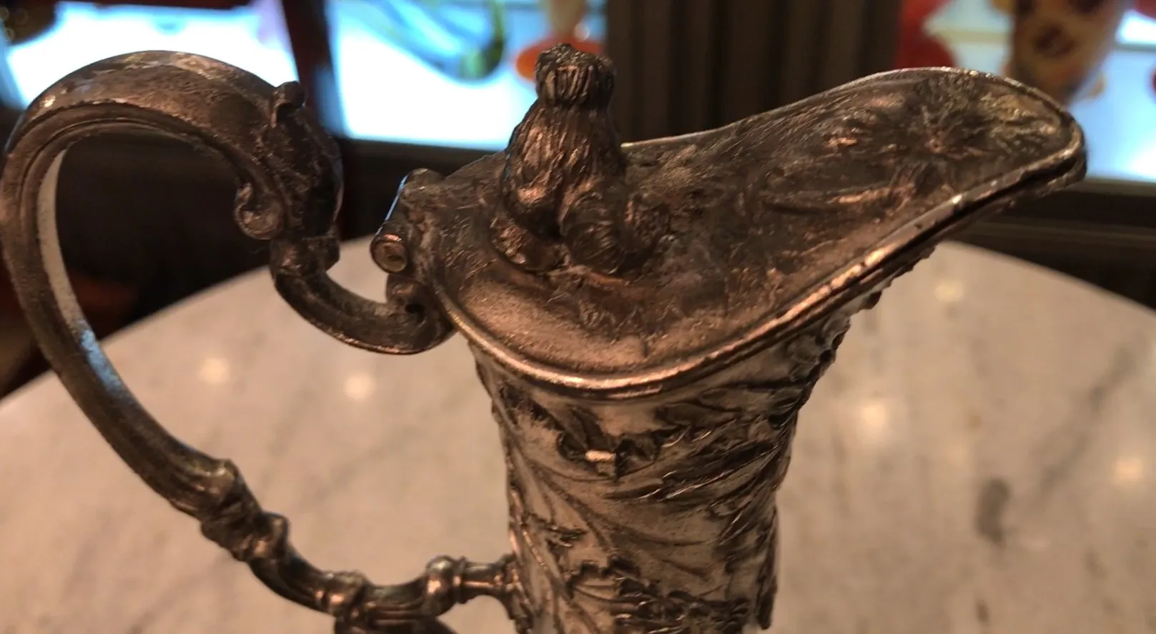 两个古董水瓶，具有优雅的设计和装饰细节