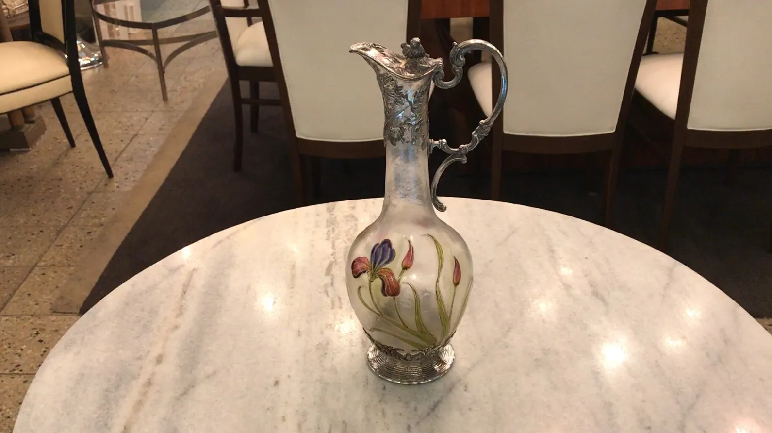 2 个古董 WMF 水瓶，带有花卉设计，置于优雅环境中。