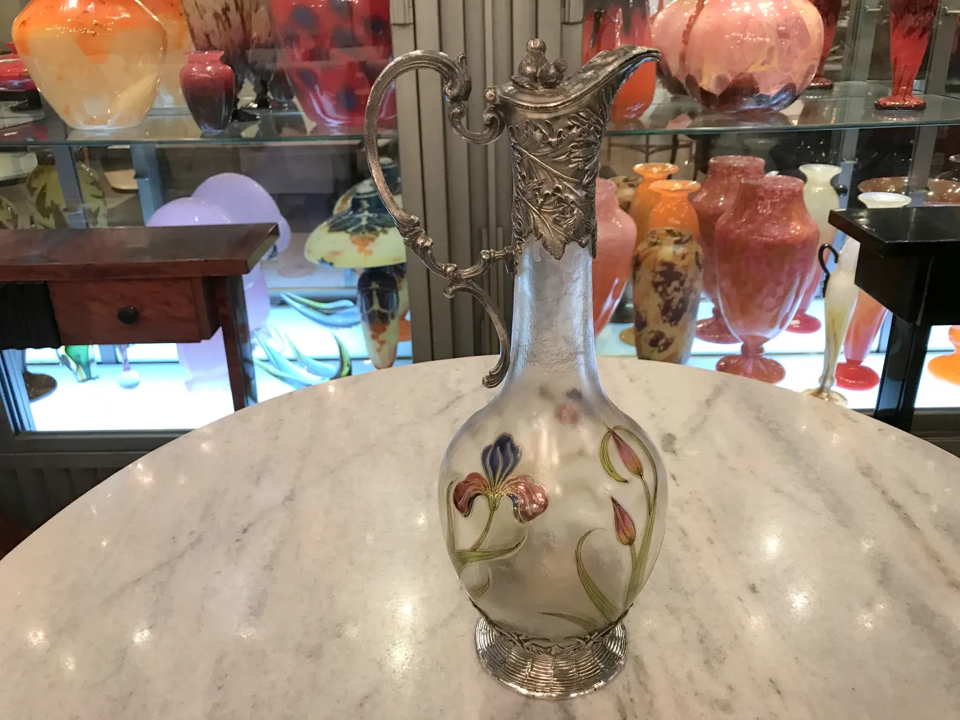 2个古董WMF水瓶，带有花卉设计，放置在装饰环境中