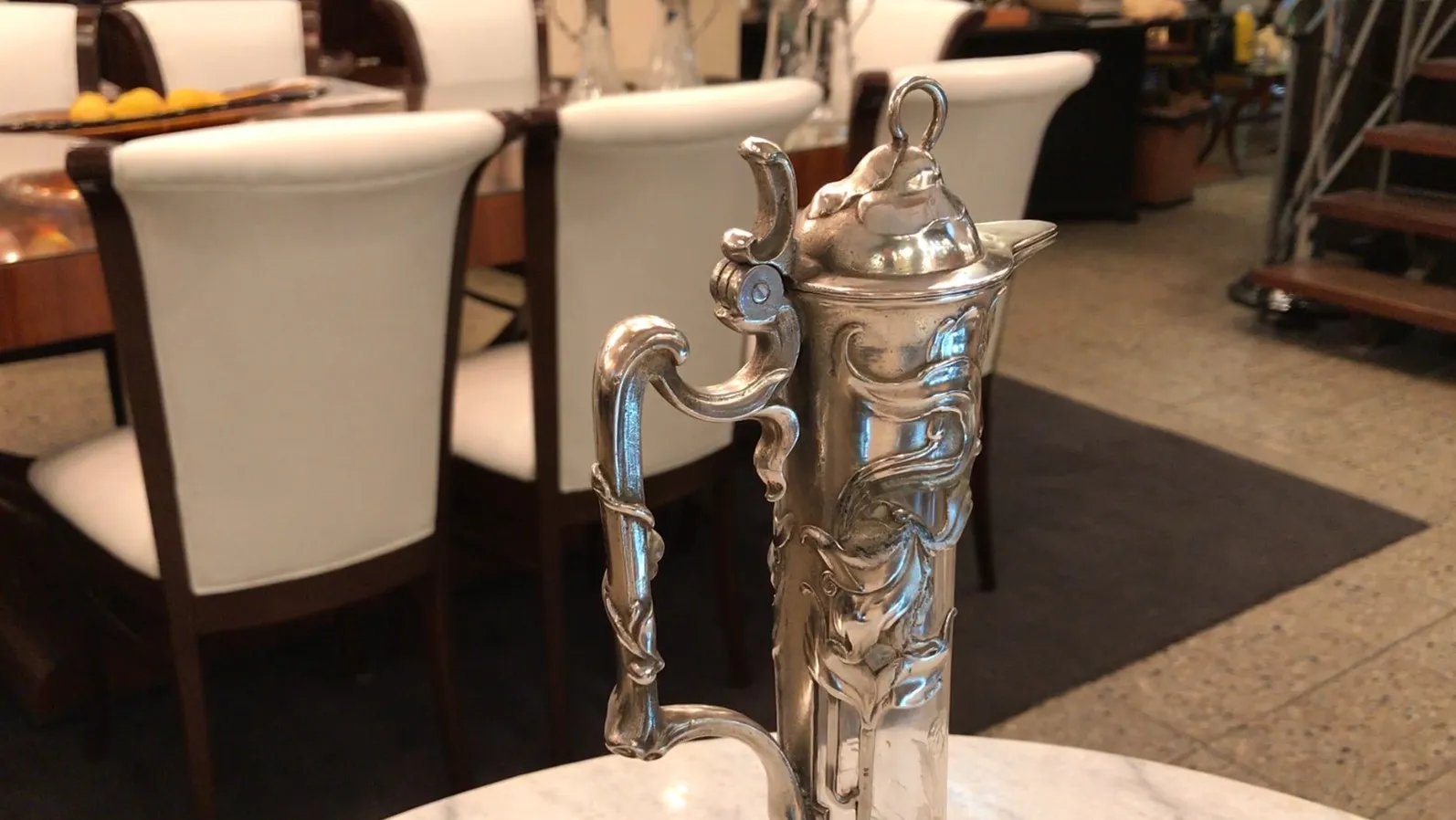 视图2个古董wmfs水瓶在优雅的环境中