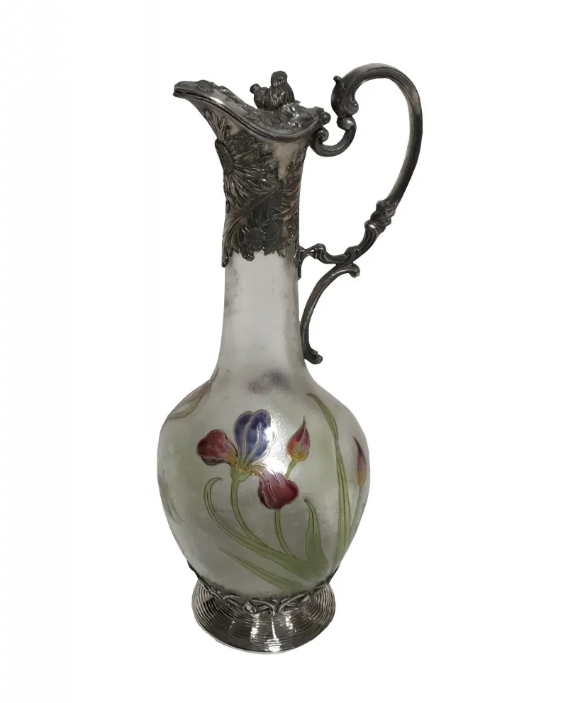 两只古董水瓶wmf，装饰有色彩丰富的花卉，优雅的金属手柄。