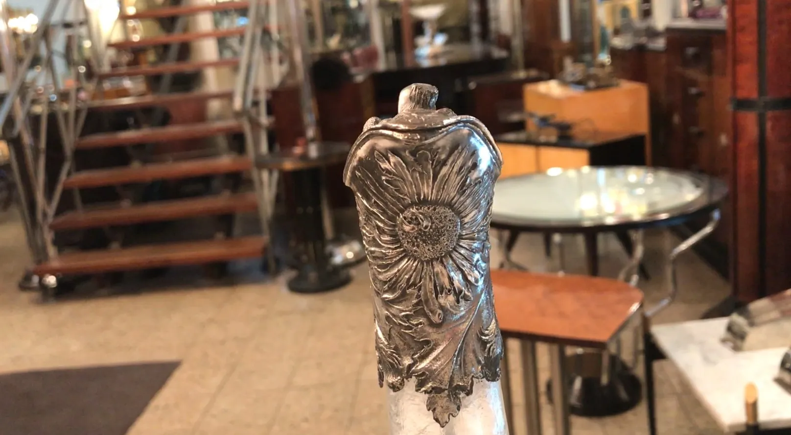 古雅的2个水瓶WMF，带有详细的花卉设计，置于复古室内环境中。