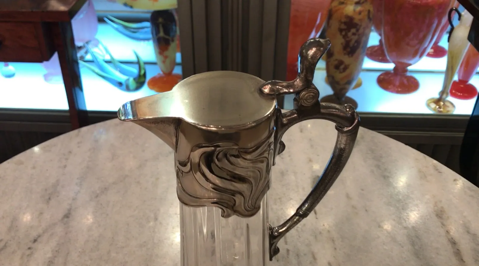 两款优雅的古WMF水瓶，背景色彩丰富