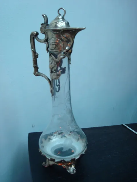 两个古老的水瓶，带有装饰细节