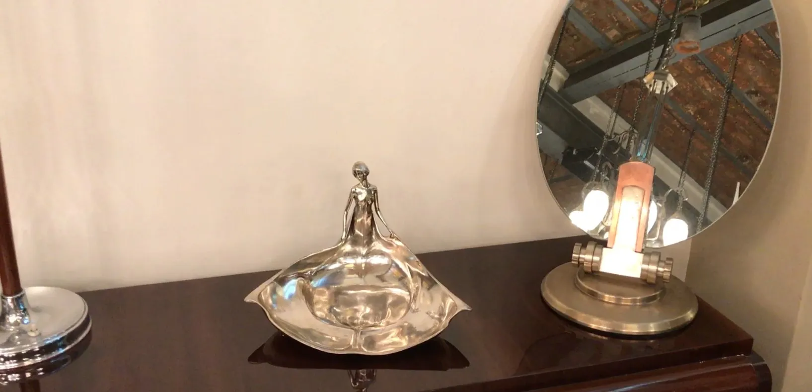 Antique card tray ORIVIT featuring a decorative figure at the center, surrounded by classic style elements.