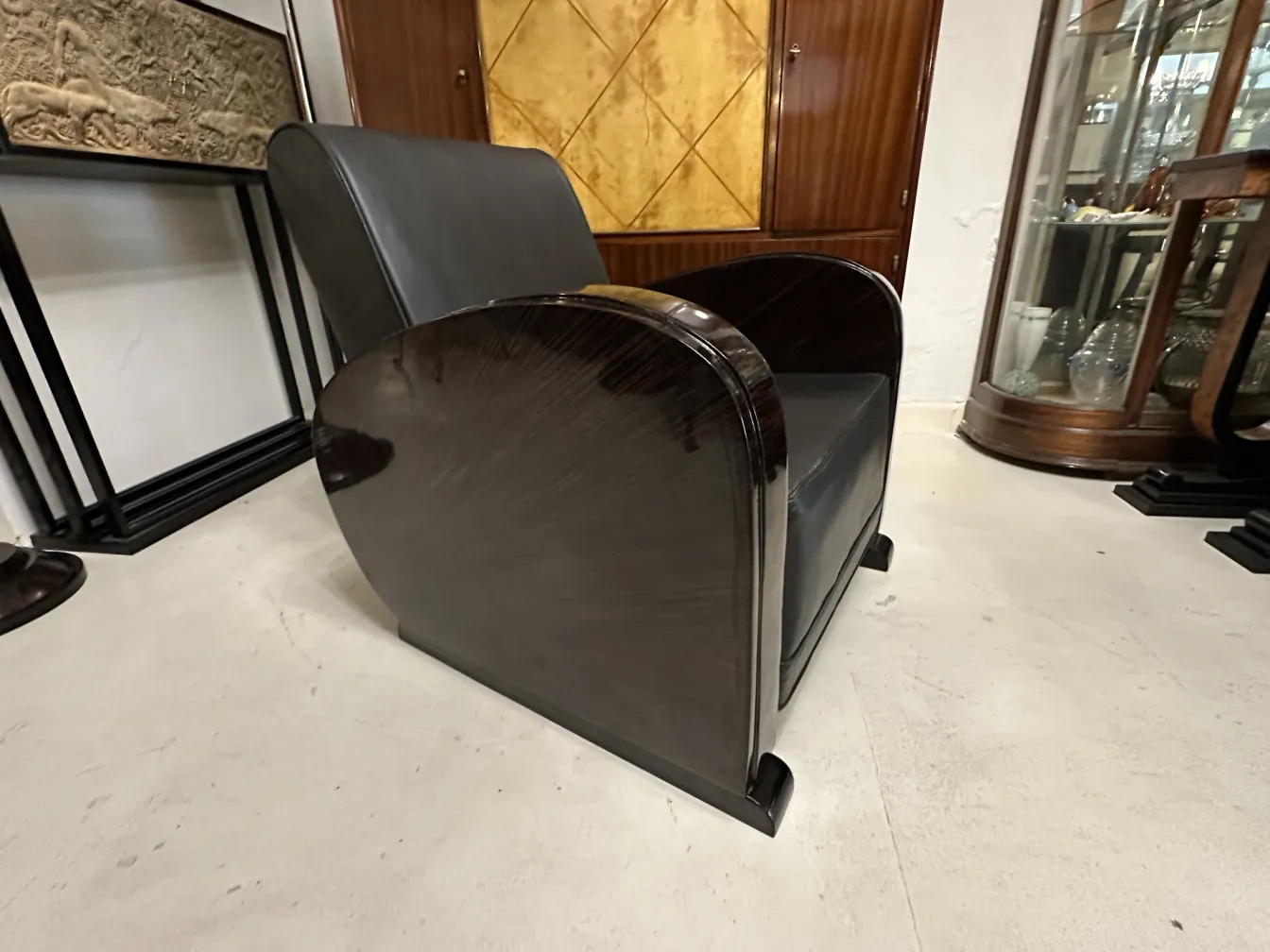 2 antique armchairs with curved design in a decorative room.