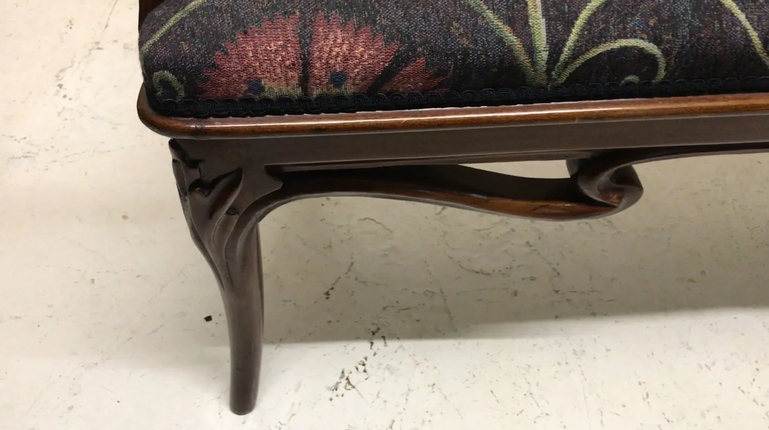 Three antique armchairs with art nouveau design, decorated, highlight the classic environment.