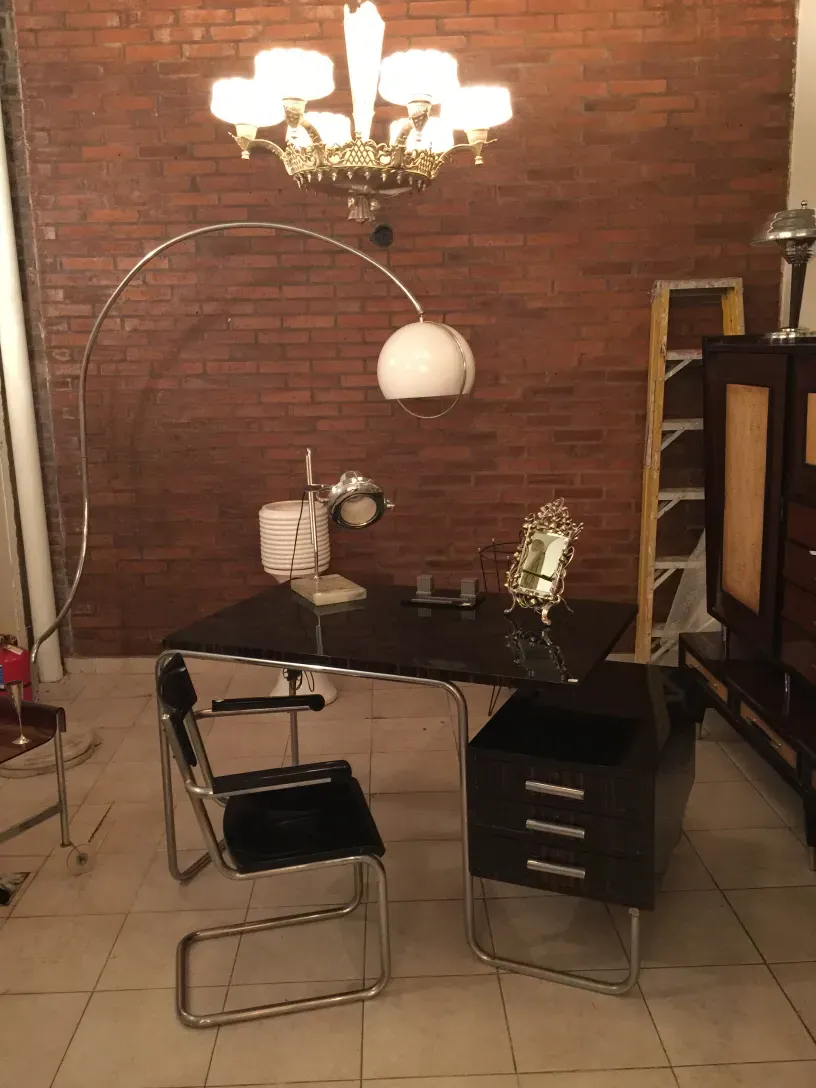 poltrona da ufficio antica in un ambiente decorativo