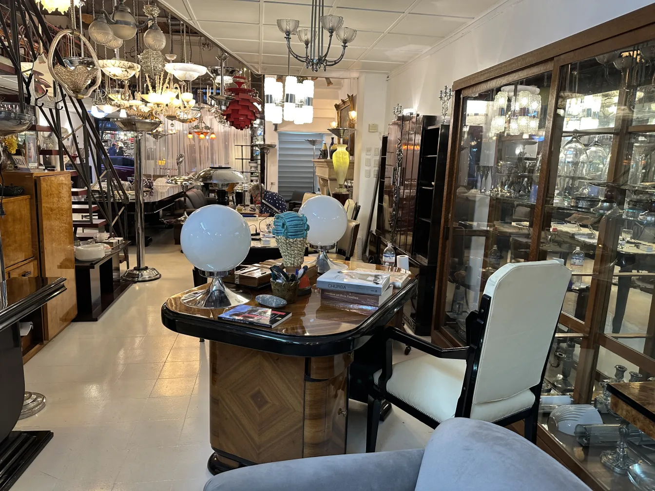 Poltrona da ufficio antica con design elegante in un ambiente accogliente.