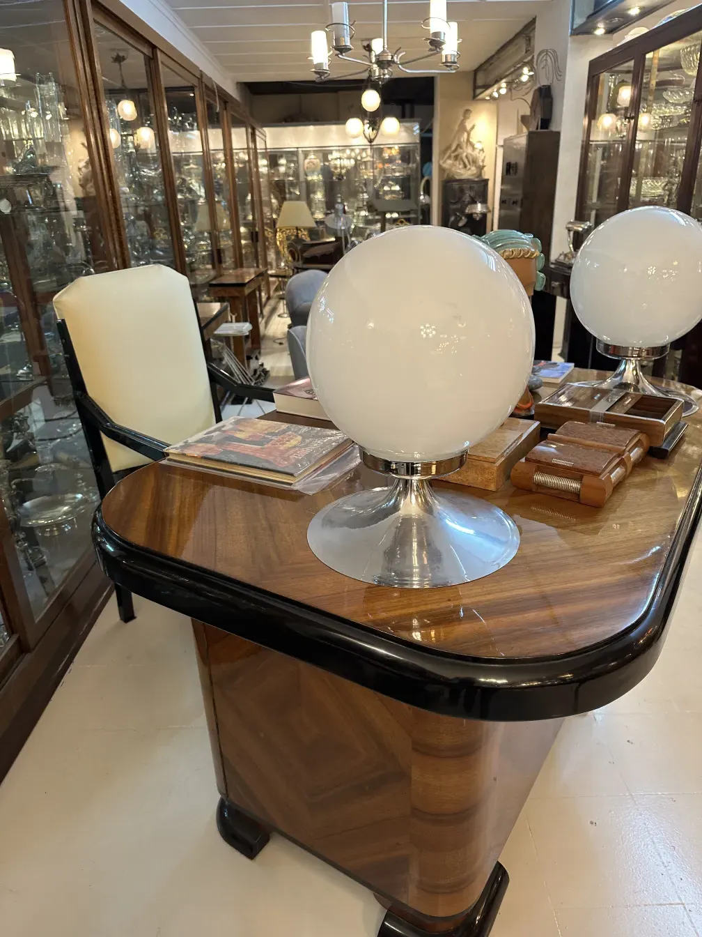 Poltrona da ufficio antica con forma elegante e dettagli sottili, in ambiente vintage.