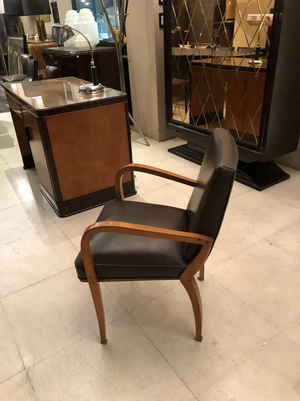 poltrona da ufficio antica con finitura scura in un ambiente elegante